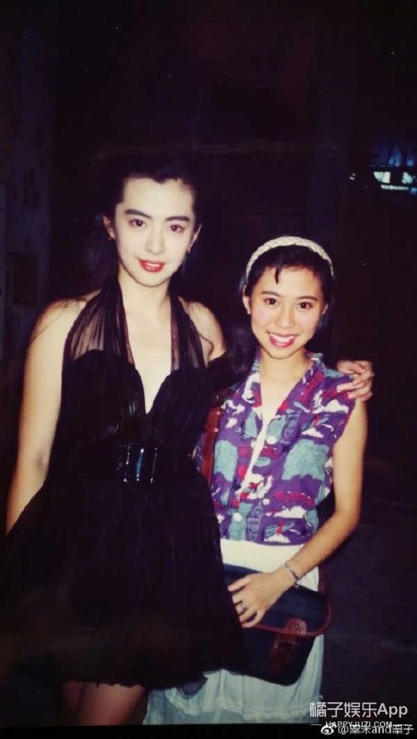 和张国荣、梅艳芳、王祖贤等港星都有合照,她才是真·饭圈鼻祖