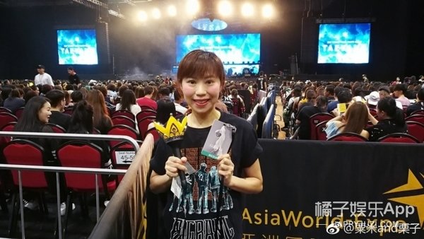 和张国荣、梅艳芳、王祖贤等港星都有合照,她才是真·饭圈鼻祖