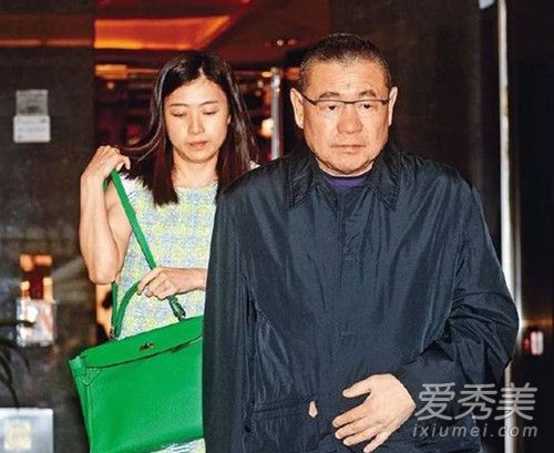 甘比晒礼物照是怎么回事 甘比和刘銮雄结婚了吗 甘比晒礼物照是怎么回事 甘比和刘銮雄结婚了吗